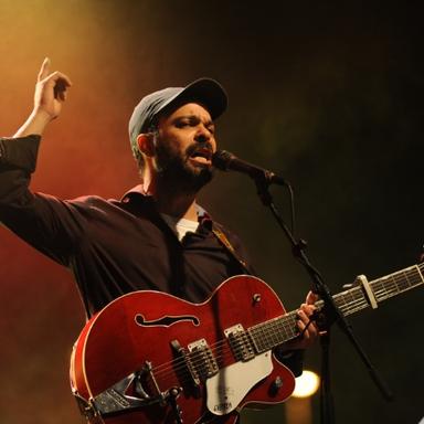 מיכה שיטרית מארח את עמיר בניון | הזמנת כרטיסים